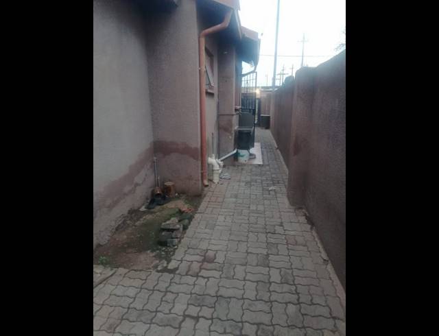 2 BEDROOM HOUSE FOR SALE IN ZONKIZIZWE